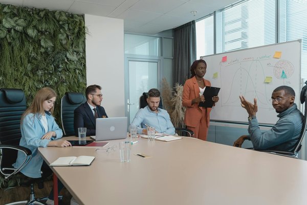 Rencontrez un Expert en Théorie des Organisations : Astuces et Conseils Pratiques Révélés