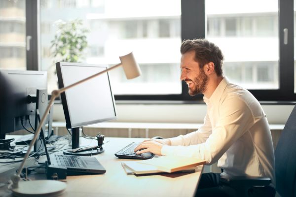Chemises de travail respirantes : confort et style au bureau